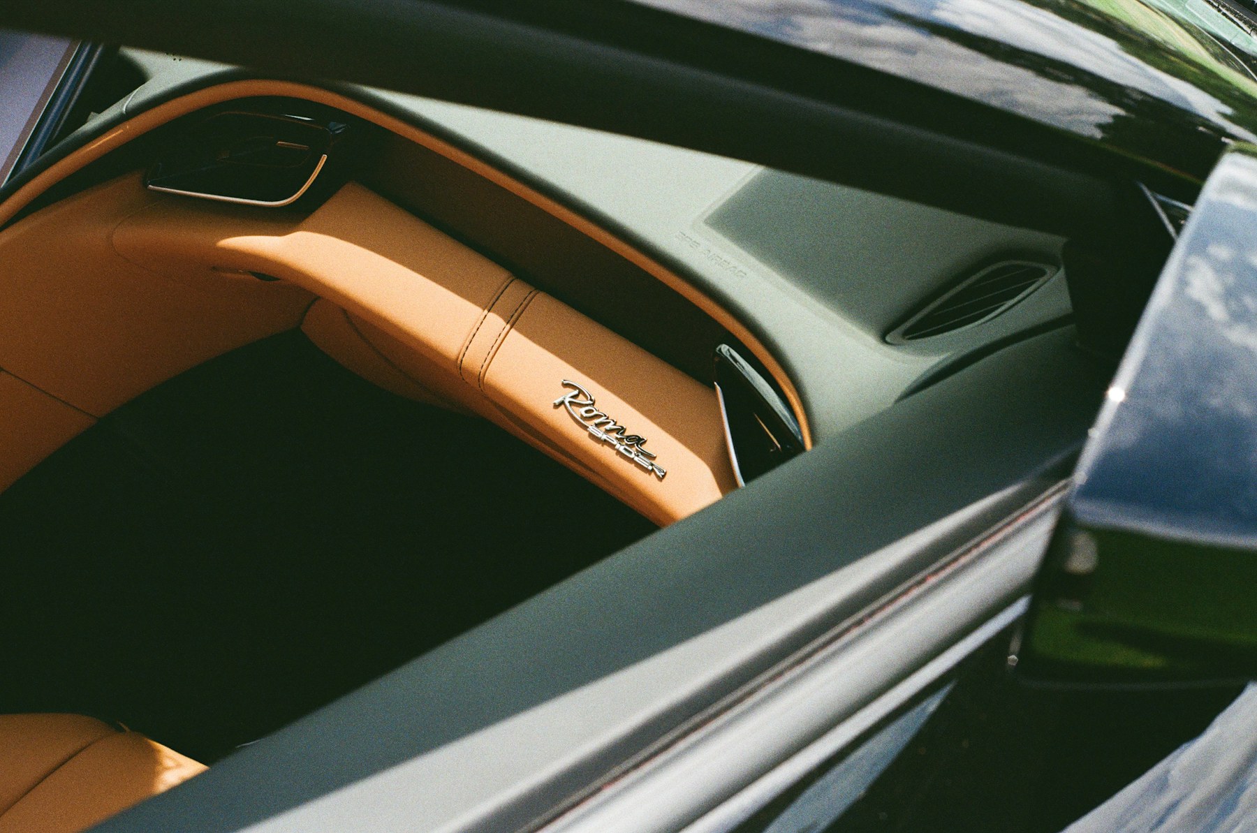 Interior automotriz con superficies cuidadas
