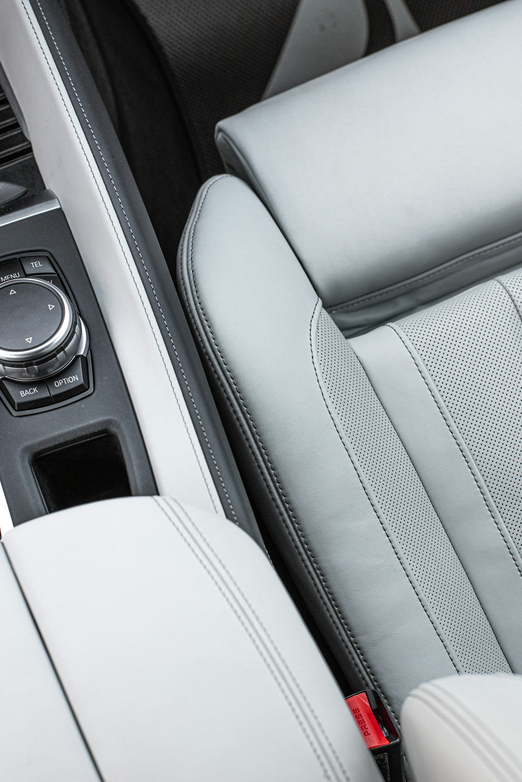 Detalle de interior automotriz cuidadosamente terminado